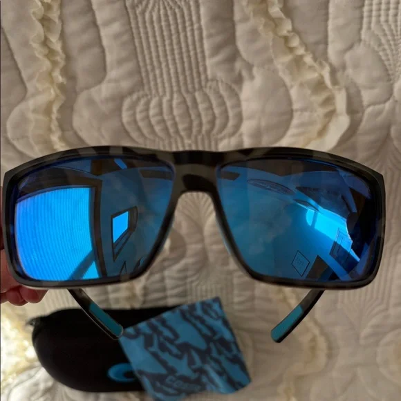 LIKE NEW! Costa xOcearch Rinconcito Polarized Sunglasses with case and cloth - Picture 5 of 9